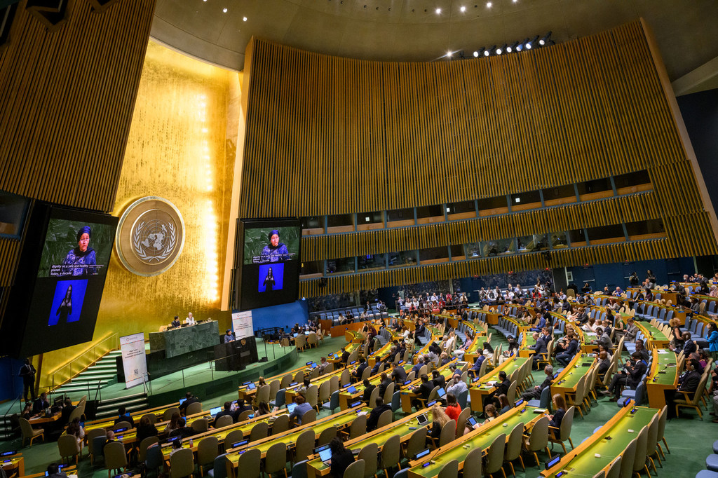 Vista panorâmica do salão da Assembleia Geral da ONU na abertura do Fórum Político de Alto Nível do ECOSOC sobre Desenvolvimento Sustentável, com um orador no palco e delegados na plateia.