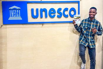Rashid Malekela anaeleza Mwongozo wa Athari kwa Vijana Waelimishaji Rika kutoka UNESCO kwa ajili ya kukuza ujuzi wa vyombo vya habari na habari kwa nafasi salama za kidijitali mwaka 2025 katika Makao Makuu ya Umoja wa Mataifa jijini Dar es Salaam, Tanzan…