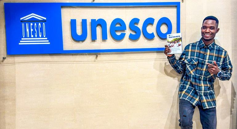 Rashid Malekela anaeleza Mwongozo wa Athari kwa Vijana Waelimishaji Rika kutoka UNESCO kwa ajili ya kukuza ujuzi wa vyombo vya habari na habari kwa nafasi salama za kidijitali mwaka 2025 katika Makao Makuu ya Umoja wa Mataifa jijini Dar es Salaam, Tanzan…