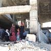 يعيش النازحون في غزة بين أنقاض المباني المدمرة.