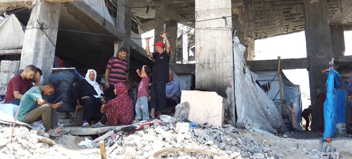 Los desplazados de Gaza viven entre las ruinas de los edificios destruidos.