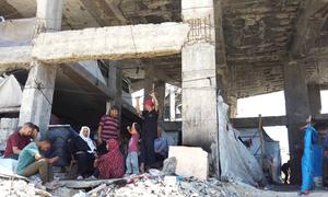 Los desplazados de Gaza viven entre las ruinas de los edificios destruidos.