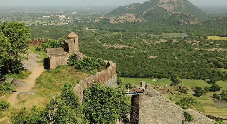 जिन्जी क़िला: दुर्गम प्राकृतिक भूभाग में सधी हुई क़िलेबंदी की झलक.