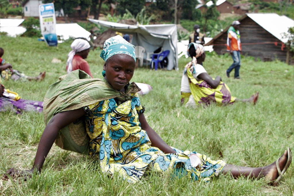 Distribution de nourriture par le PAM à des personnes déplacées à Kikuku, dans le Nord-Kivu, en République démocratique du Congo.