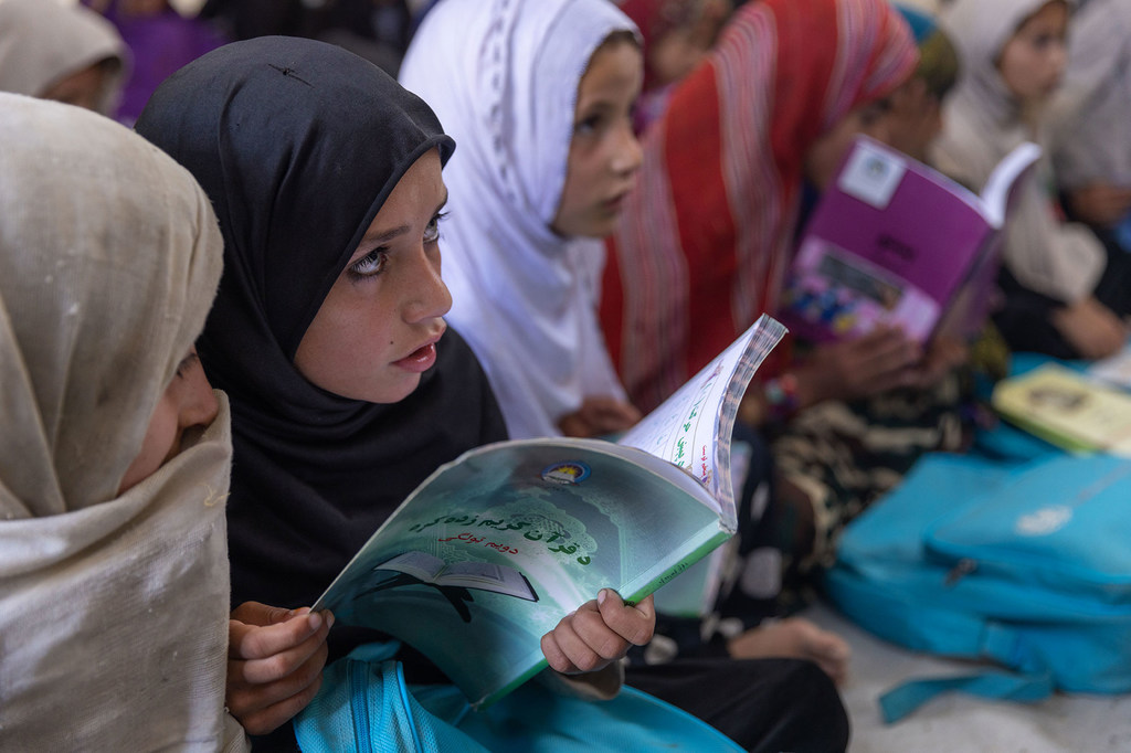 Unas niñas estudian en una escuela de la provincia afgana de Paktika que recibe apoyo de UNICEF.