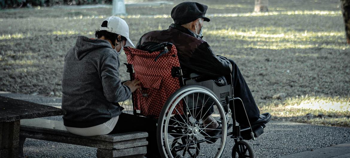 Les droits des personnes handicapées sont menacés par les mauvaises conditions de travail des soignants.