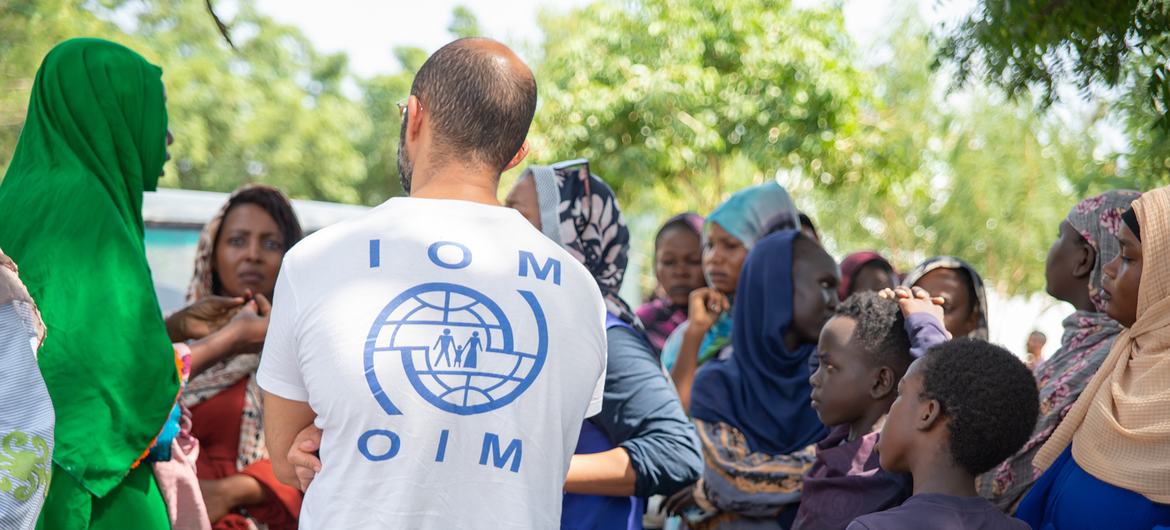 رئيس بعثة المنظمة الدولية للهجرة في السودان، محمد رفعت، خلال زيارة لأحد مواقع النازحين داخليا في السودان.