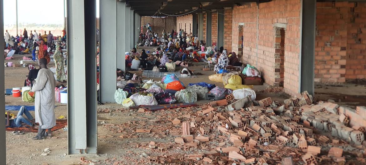 Des personnes déplacées de Sennar attendent dans un centre d'accueil à Gedaref, au Soudan.