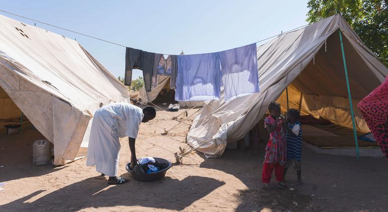 كثير من الأشخاص فروا من الصراع في محلية ود الماحي واستقروا في مخيم مؤقت في قرية شمر بالسودان.