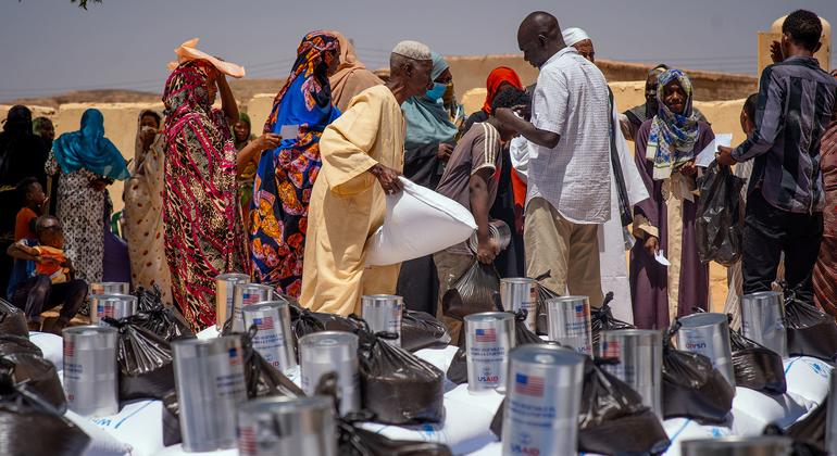 رجل مسن يتسلم كيساً من دقيق القمح خلال عملية توزيع أغذية WFP برنامج الأغذية العالمي للنازحين داخلياً في وادي حلفا، السودان، في 31 مارس 2024.