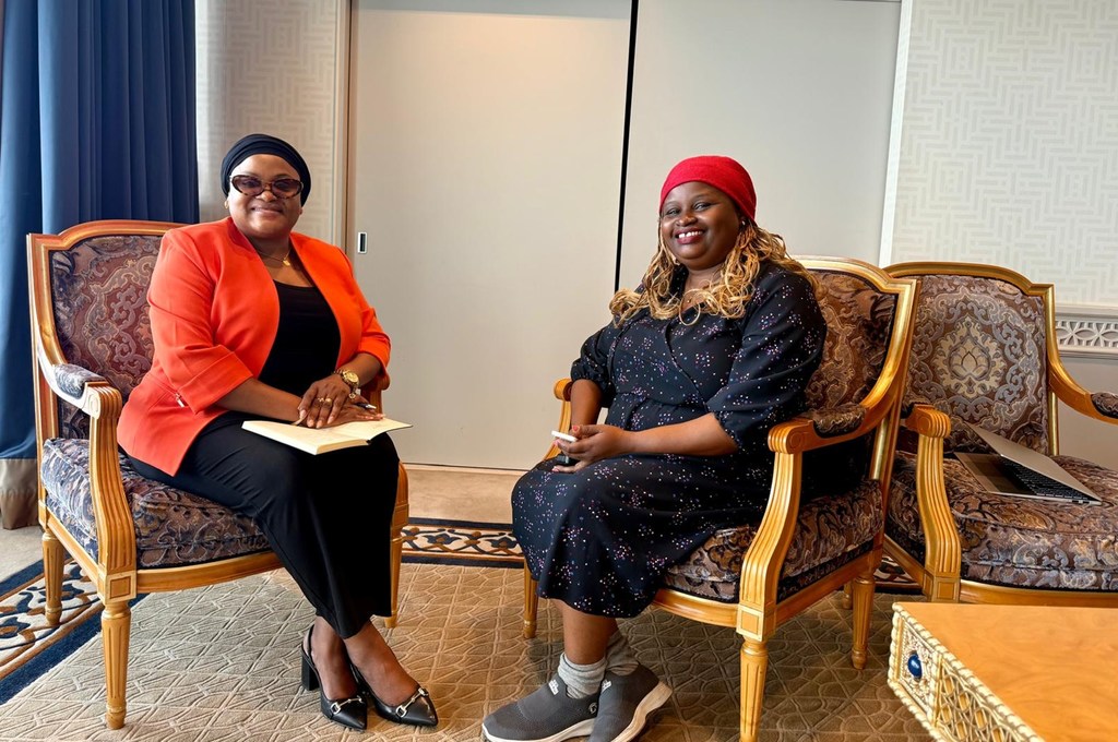 Esther Karin Mngodo (kulia), Mjumbe wa kamati inayoratibu Tuzo ya Taifa ya Mwalimu Nyerere ya Uandishi Bunifu nchini Tanzania akiwa na Leah Mushi wa Idhaa ya Kiswahili ya Umoja wa Mataifa.  