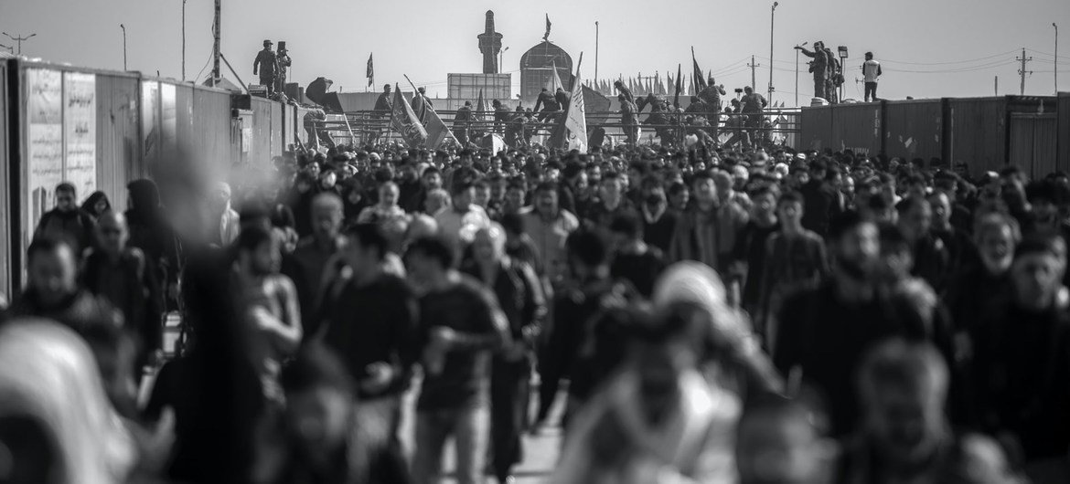 人们走在伊朗伊拉姆省的梅赫兰。