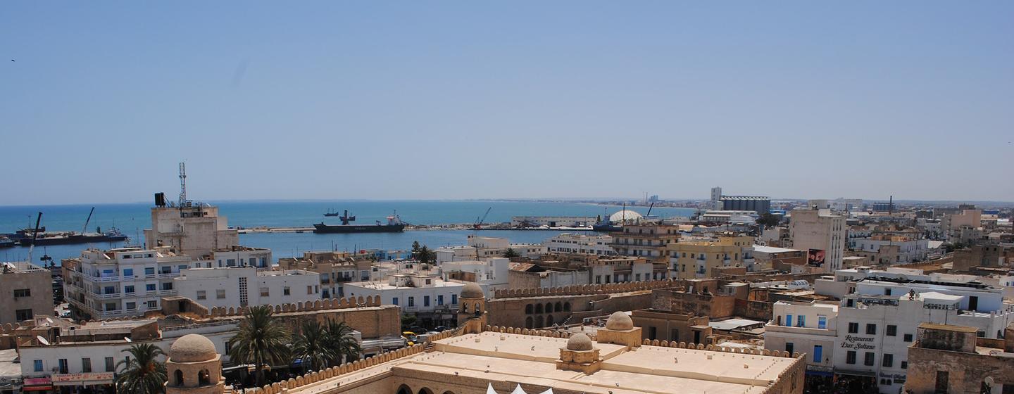 Vue aérienne du Ribat de Sousse et de la vieille ville de Sousse, en Tunisie, avec la mer Méditerranée et le port en arrière-plan.
