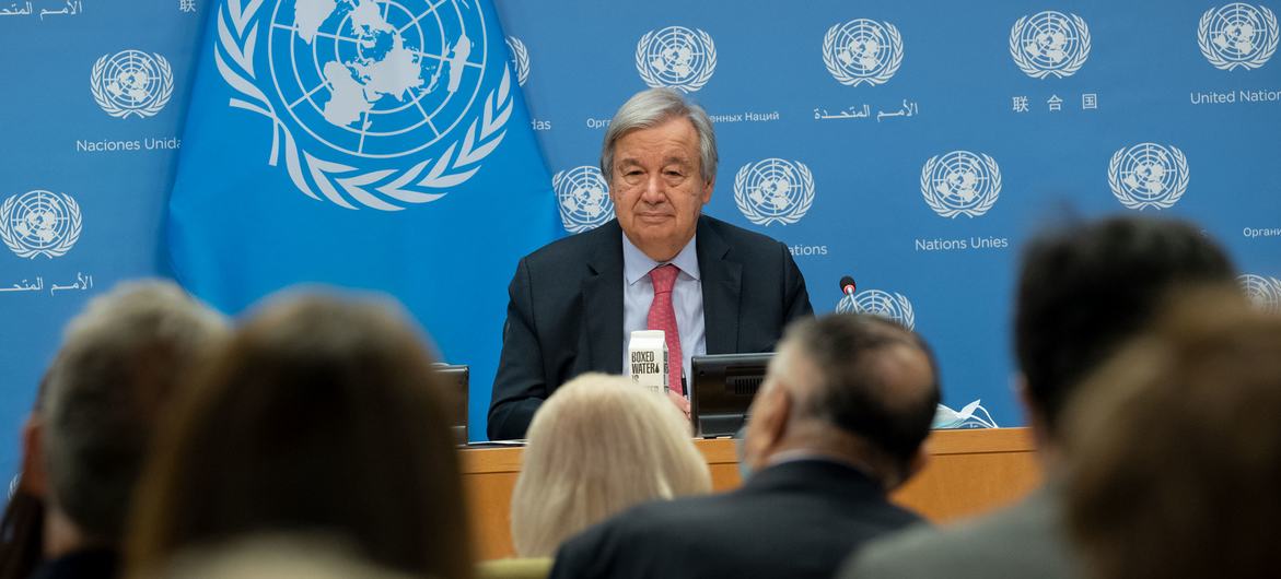 O secretário-geral da ONU, António Guterres, fala num pódio durante uma reunião do Conselho de Segurança da ONU em Nova Iorque.