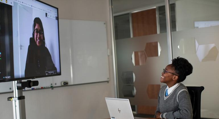 Sebabatso Nchephe (derecha), de 18 años, charla a distancia con su mentora, Pretty Jagivan (en pantalla) en las oficinas de Roche Pty Ltd en Sandton, Sudáfrica. 