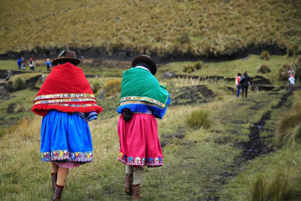 Dos mujeres indígenas caminando en Ecuador.