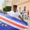 Jovem na Cidade da Praia, em Cabo Verde