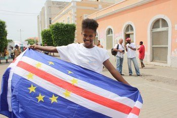 Jovem na Cidade da Praia, em Cabo Verde