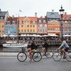 ڈنمارک کے شہر کوپن ہیگن میں سیاح سائیکل چلاتے ہوئے۔