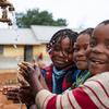 Watoto wakinawa mikono nchini Mozambique.