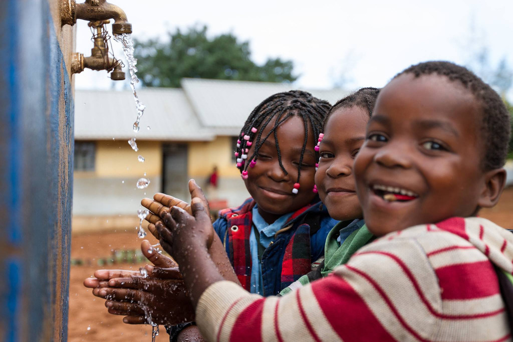 أطفال يغسلون أيديهم في موزامبيق.