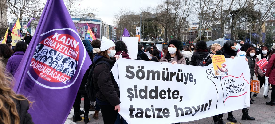 Manifestantes protestan en Estambul, Turquía, por el retiro del país de un tratado internaciona lque protege los derechos de las mujeres.
