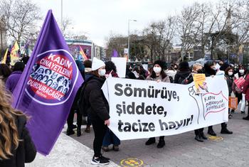 Demonstrators protest against Türkiye's withdrawal from the Istanbul Convention, an international accord designed to protect women in the country. (file)