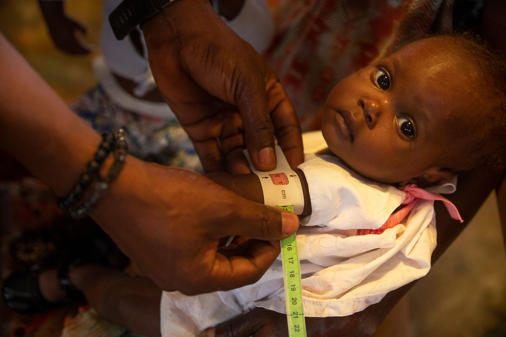 Un enfant dans un centre de dépistage de malnutrition à Cité Soleil, Haiti  