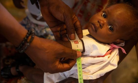 Haiti: ‘Ancaman tiga kali lipat’ kolera, malnutrisi, dan kekerasan membahayakan nyawa anak muda |