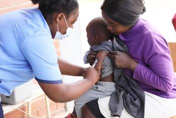 Un petit garçon reçoit un vaccin contre la rougeole dans une clinique au Zimbabwe.