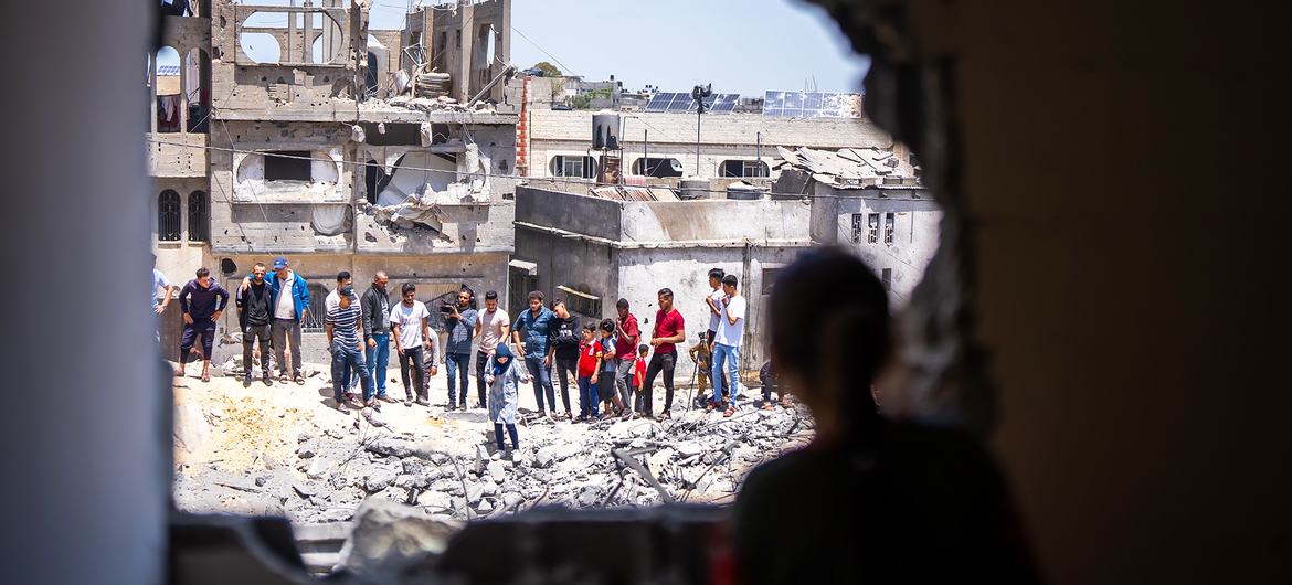 População local analisa os danos causados a uma comunidade residencial em Gaza.