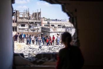 当地人在查看加沙的一个居民区遭受的破坏。