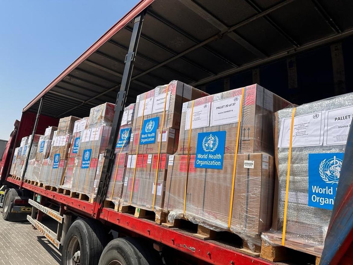 منظمة الصحة العالمية تحشد إمدادات صحية لغزة من مركزها اللوجيستي في دبي.