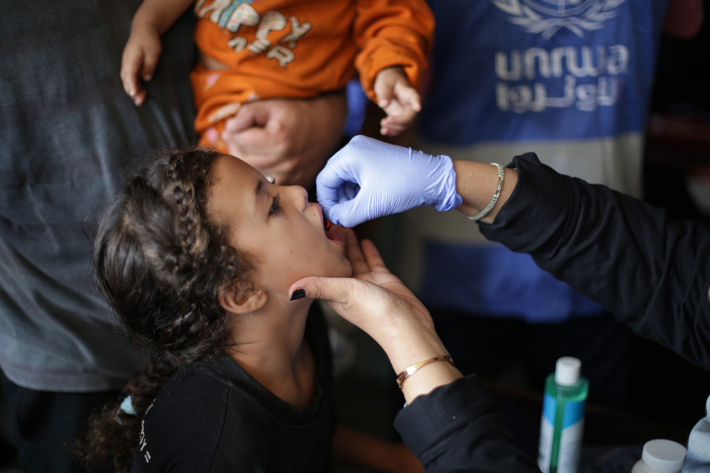 Une deuxième série de vaccinations contre la polio débute à Gaza.