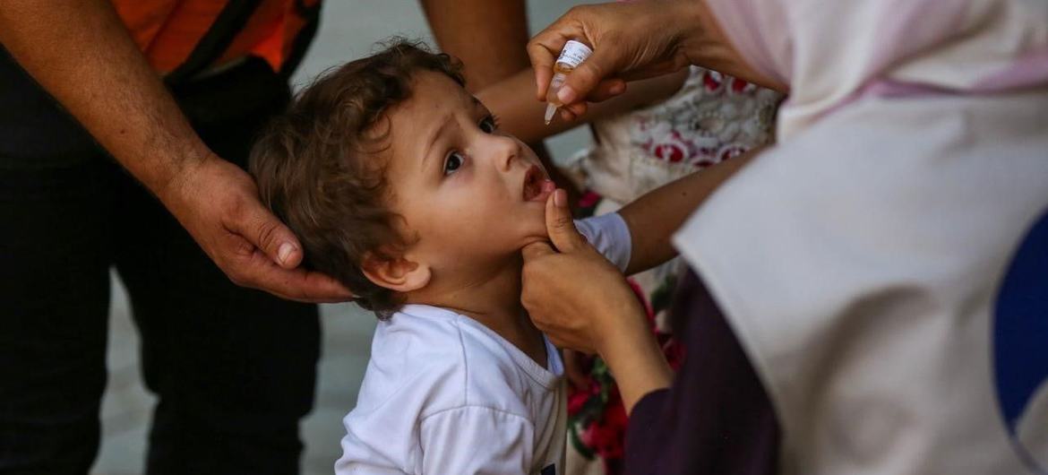 Un enfant recevant le vaccin contre la polio à Gaza.