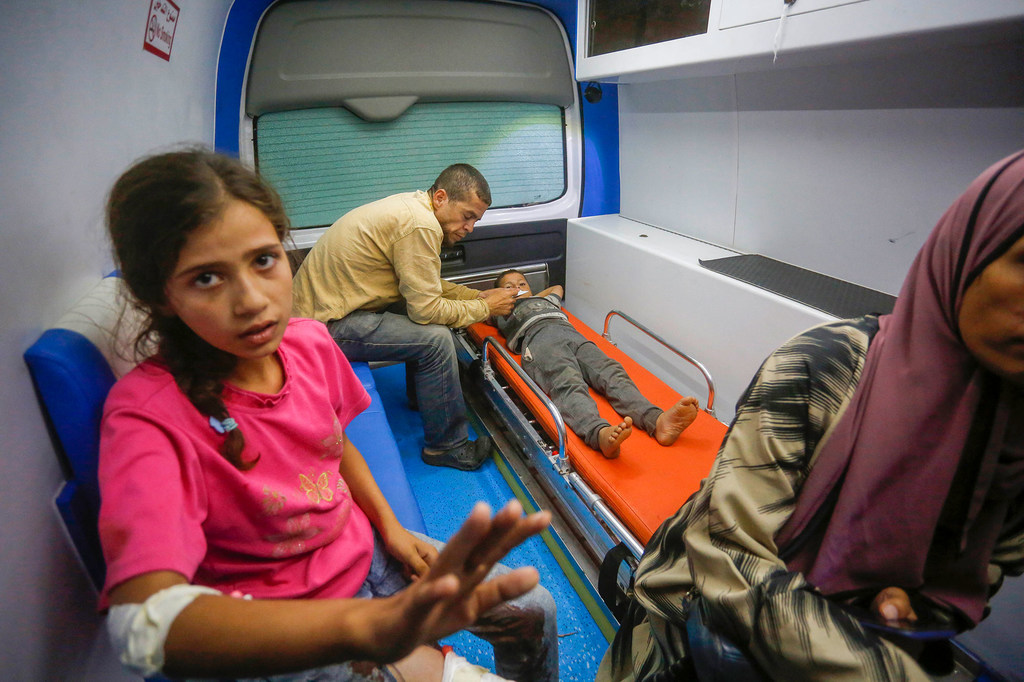 Un niño recibe tratamiento por sus heridas y quemaduras tras un ataque aéreo israelí en el patio del hospital Al Aqsa de Gaza, donde se ha refugiado la población.