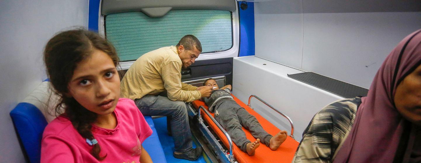 Un enfant est soigné pour ses blessures et ses brûlures après une frappe aérienne israélienne dans la cour de l'hôpital Al Aqsa à Gaza, où les gens se sont réfugiés.