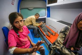 Un enfant est soigné pour ses blessures et ses brûlures après une frappe aérienne israélienne dans la cour de l'hôpital Al Aqsa à Gaza, où les gens se sont réfugiés.
