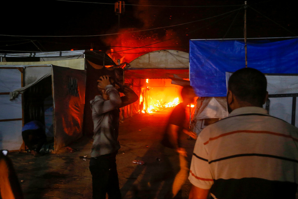 Un ataque aéreo israelí impacta de noche en un refugio situado en el patio del hospital Al Aqsa en Gaza, donde la gente buscaba resguardo.