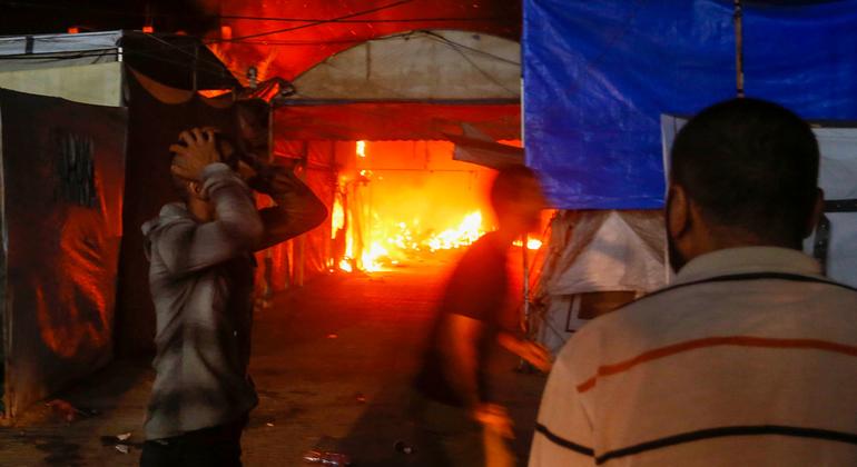 Un ataque aéreo israelí en el patio del hospital Al Aqsa de Gaza, donde la gente buscaba refugio.