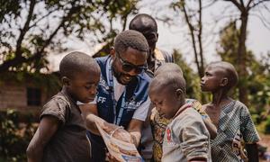 Parfait Muhani, Msimamizi wa Mradi katika NGO ya Cong inayoungwa mkono na UNICEF REMED, anaelimisha watoto kuhusu dalili za mpox na hatua za kuzuia katika kijiji cha Chireja, jimbo la Kivu Kusini, DR Congo, tarehe 13 Septemba 2024.