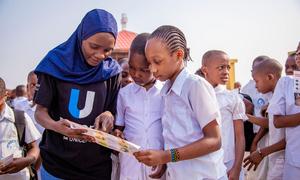 Asha Sadi, Mwandishi wa U-Reporter na Bingwa Mchanga, anawashauri wanafunzi katika shule ya La Colombe kuhusu hatua za kujikinga ili kupambana na janga la mpox huko Bukavu, jimbo la Kivu Kusini, Jamhuri ya Kidemokrasia ya Kongo, tarehe 11 Septemba 2024. 