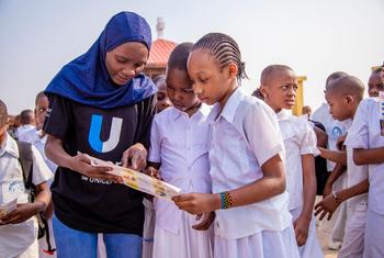 阿莎·萨迪于2024年9月11日在刚果民主共和国南基伍省布卡武市的拉科隆布学校，向学生们宣传预防措施，以应对该地区暴发的猴痘疫情。