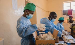Wauguzi wanaandaa dawa za kutibu wagonjwa katika kituo cha kutenga na kutibu wagonjwa wa mpox kinachosaidiwa na UNICEF katika Hospitali ya Lwiro, jimbo la Kivu Kusini, Jamhuri ya Kidemokrasia ya Kongo, tarehe 12 Septemba 2024.