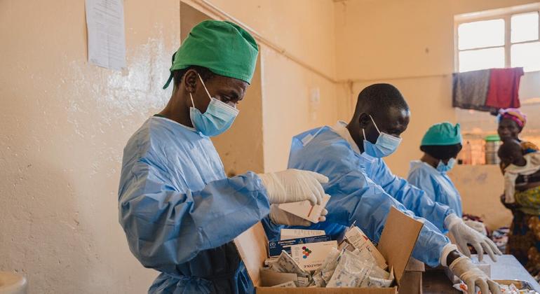 Wafanyakazi wa afya waliovaa vitambaa vya bluu wakiandaa dawa katika kitengo cha matibabu cha mpox kinachoungwa mkono na UNICEF katika Hospitali ya Lwiro, DR Congo.