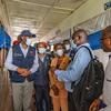 Des responsables de la santé du CDC Afrique, de UNICEF et de l'OMS, portant des masques, visitent un centre de traitement à Mbandaka, en République démocratique du Congo, pour évaluer la réponse au mpox.