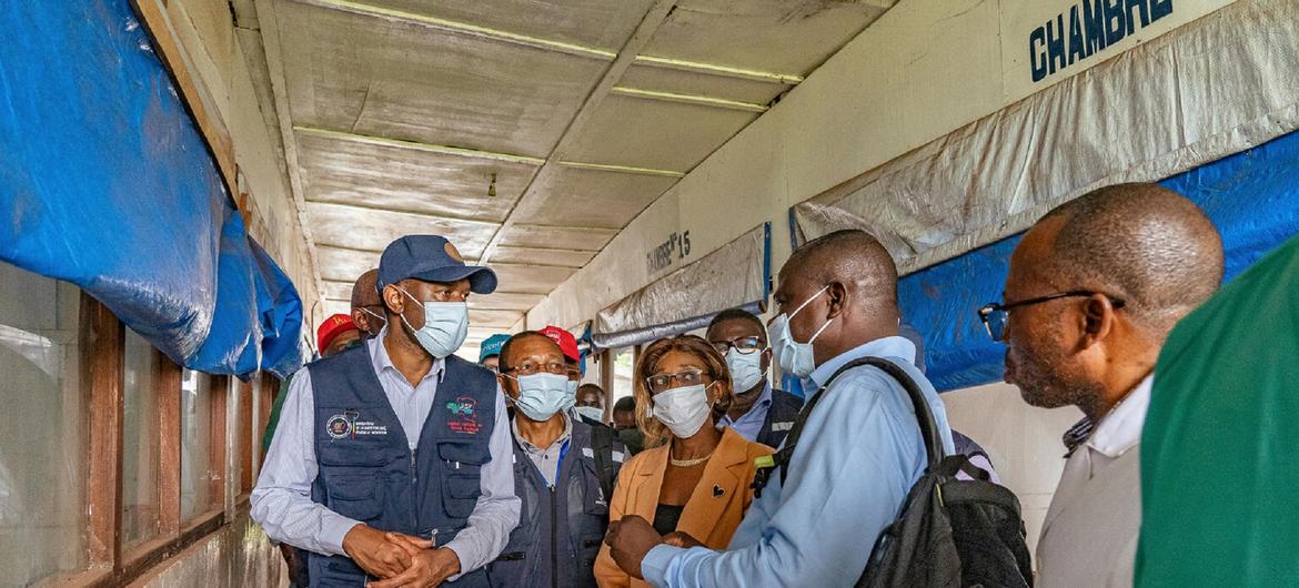 Les responsables de la gestion des incidents liés au Mpox en Afrique (Afrique CDC, UNICEF et OMS) visitent un centre de traitement à Mbandaka, dans la province de l'Équateur, en République démocratique du Congo, le 18 septembre 2024. 
