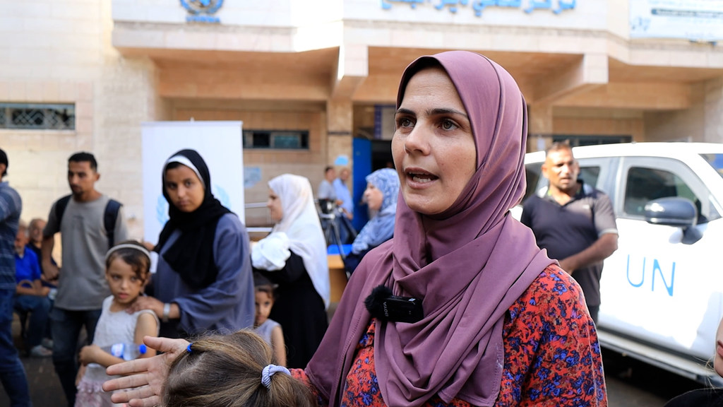 ربا أبو خير، نازحة فلسطينية من جباليا شمال قطاع غزة جاءت لتطعيم أطفالها.