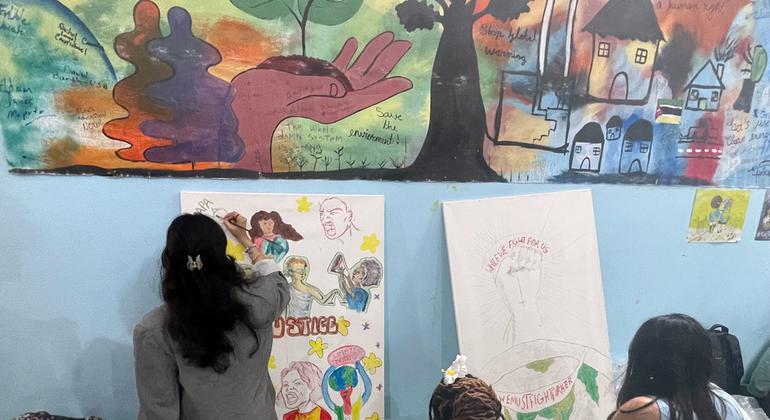 La activista Ayshka Najib pinta una obra conjunta en la sede de la COP27 en Sharm El Sheik, Egipto.