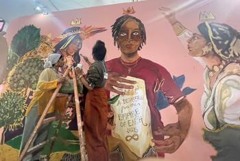 Mural pintado à mão pelo Coletivo Sem Medo no Pavilhão da Juventude da COP27, que cria intervenções de arte pública com mulheres